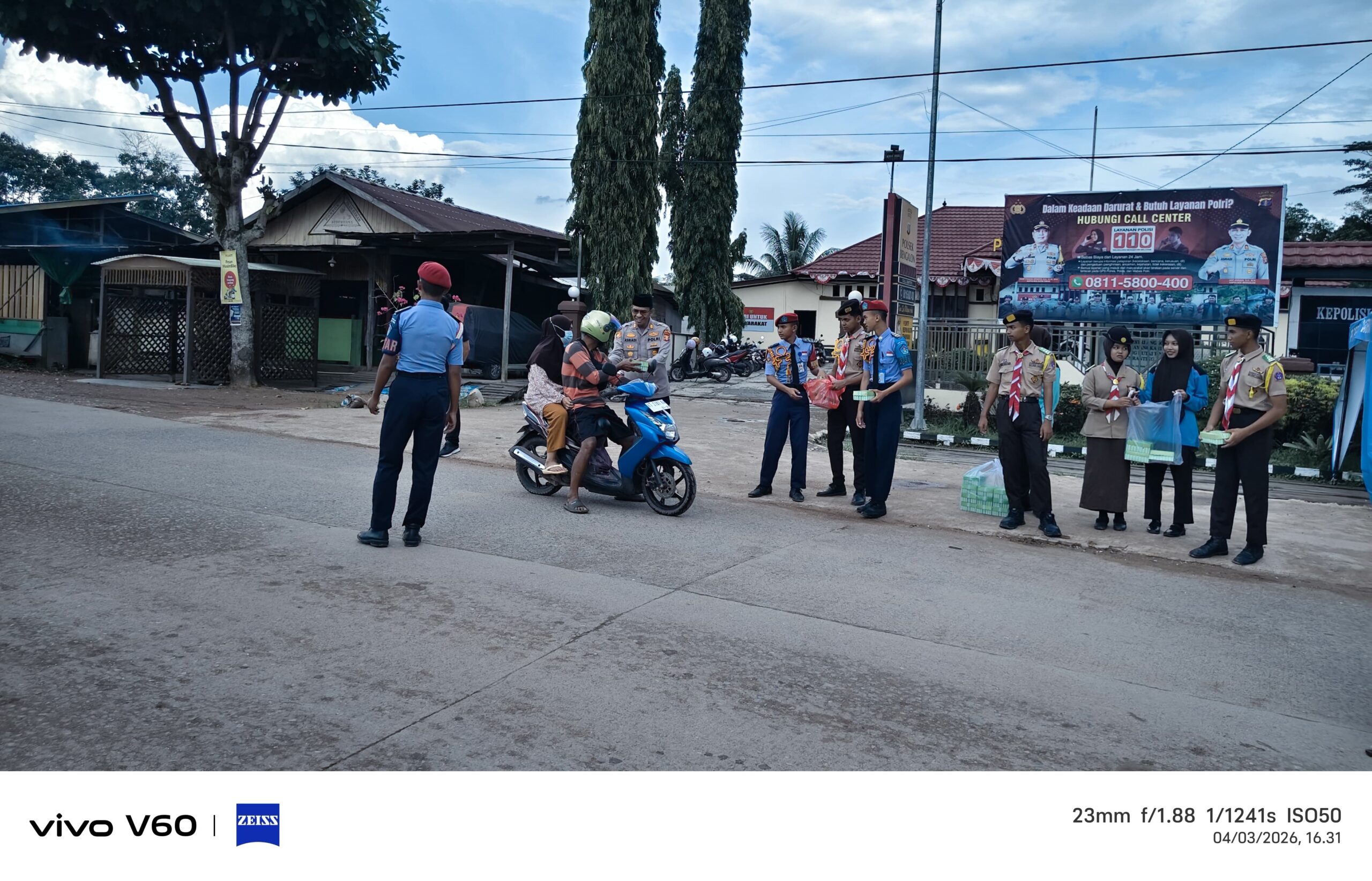 Sinergi di Bulan Suci: SMKN 1 Bengalon Bersama Polsek Bengalon Bagikan Takjil Gratis