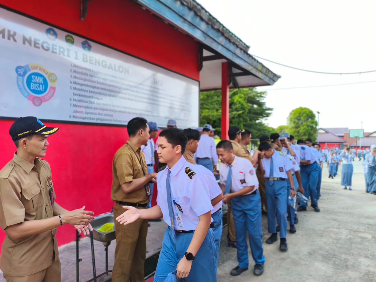 Kembali Fitri, Kembali Beraksi: Halalbihalal dan Momentum “Back to School” SMKN 1 Bengalon