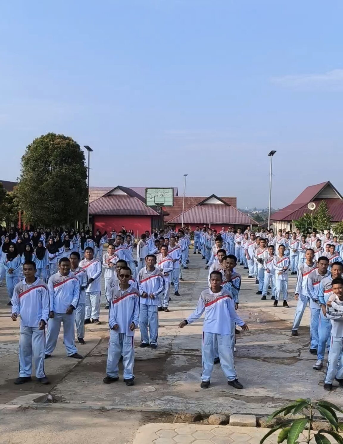 Segarkan Raga, Pererat Kebersamaan: Guru dan Taruna SMKN 1 Bengalon Senam Pagi Bersama