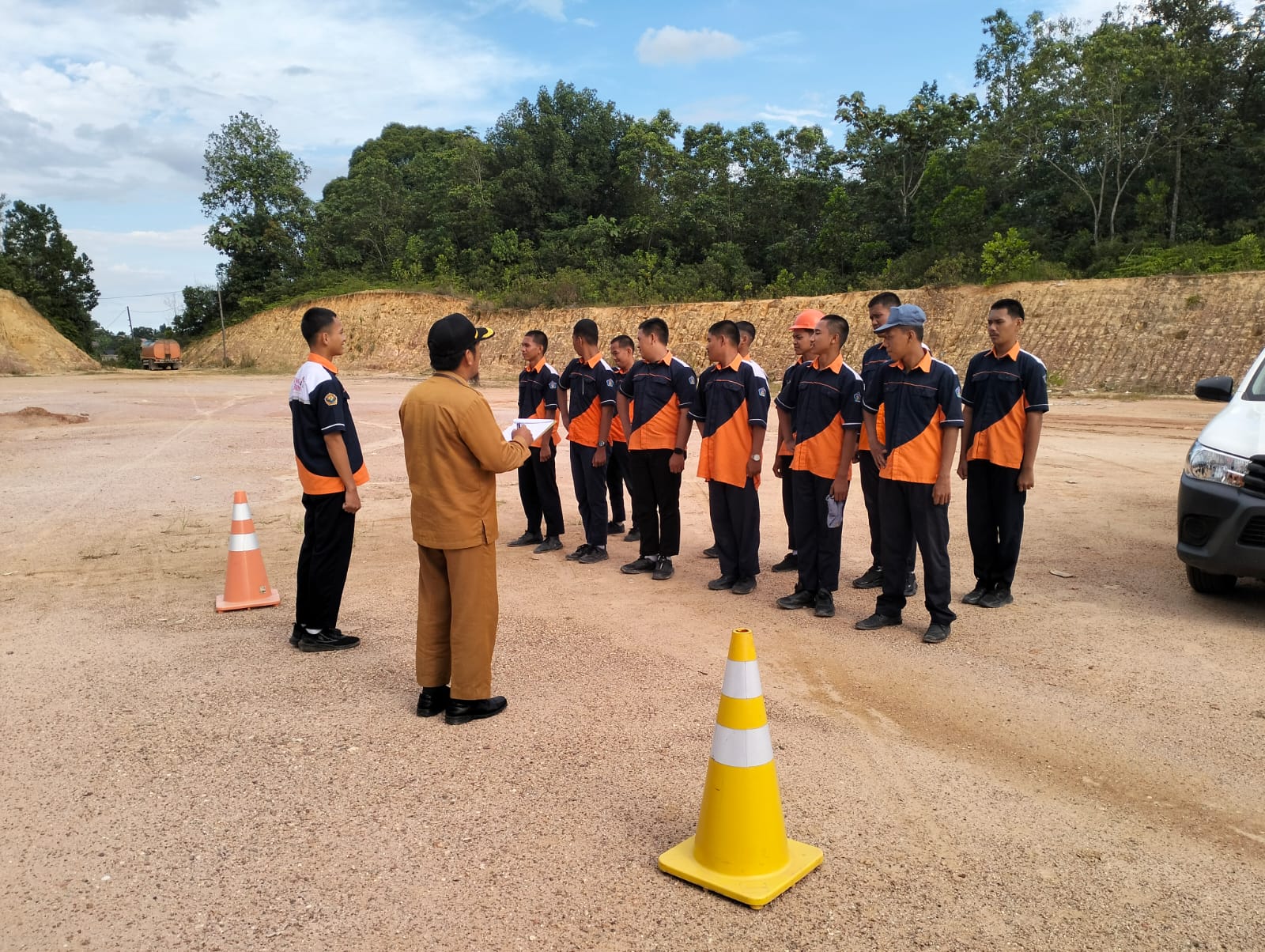 Siap di Balik Kemudi: Taruna TKR SMKN 1 Bengalon Praktik Mengemudi Unit Toyota Hilux