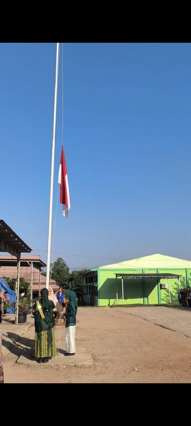 Semangat Kartini di SMKN 1 Bengalon: Petugas Upacara Didominasi Para Srikandi Sekolah