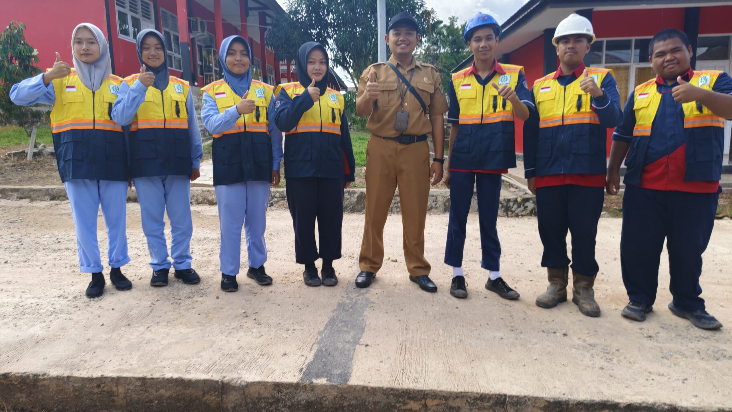 Penuhi Kebutuhan Mendesak Industri: Divisi PKL SMKN 1 Bengalon Berangkatkan 7 Taruna Terbaik ke PT KPP