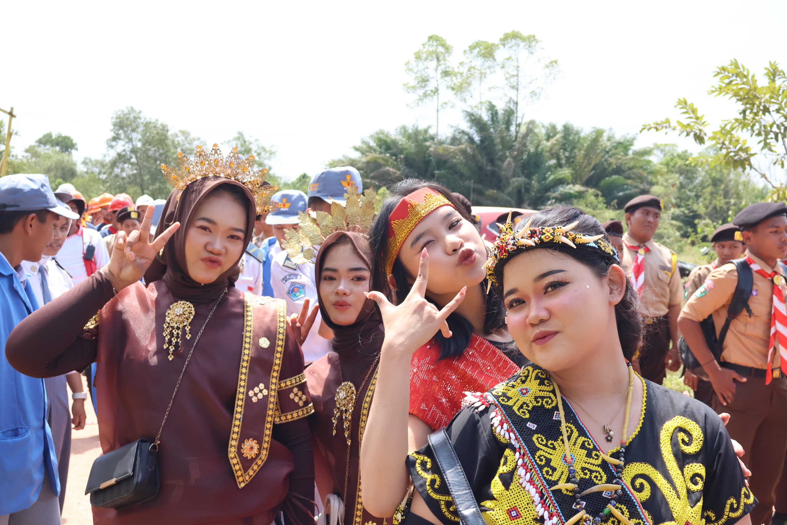 LAUTAN MERAH PUTIH & APPAREL VOKASI: SMKN 1 Bengalon Guncang Karnaval Kecamatan dengan Tema “Pemuda Semangat Berkobar Api”!