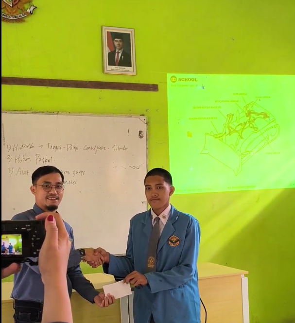 PT United Tractors Bekali Taruna Kelas XI TAB SMKN 1 Bengalon Lewat Pelatihan Sistem Hidrolik