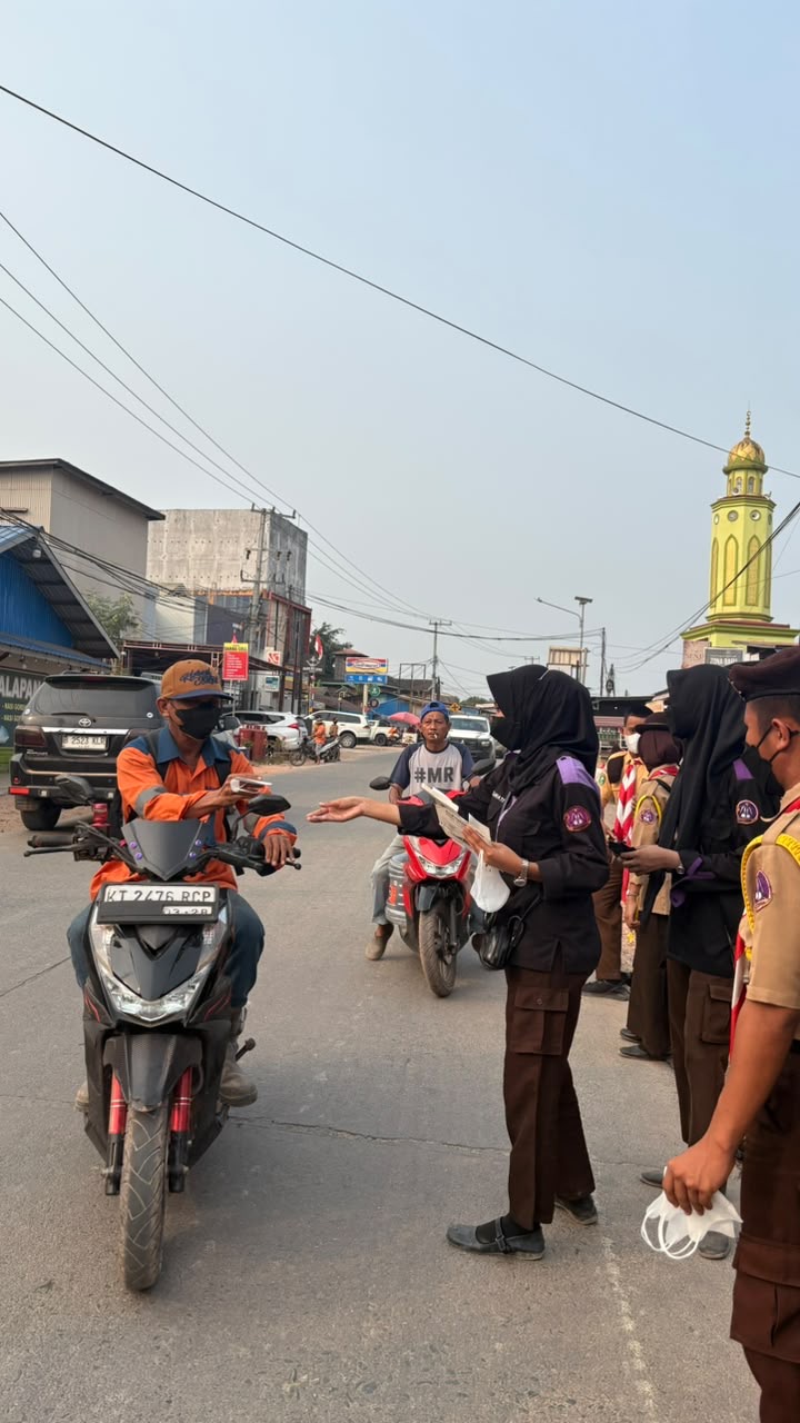 Tanggap Bencana Karhutla: Pramuka Impeesa Family SMKN 1 Bengalon Bagikan Masker Gratis untuk Masyarakat!