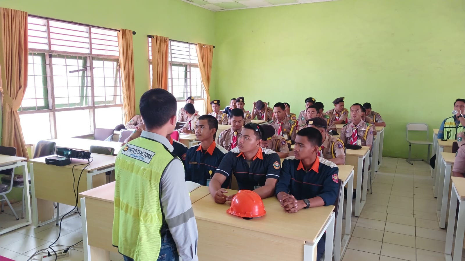 Kupas Tuntas Teknologi Unit Berat: Guru Tamu PT United Tractors Bekali Taruna TAB SMKN 1 Bengalon Materi Elektrik Sistem!