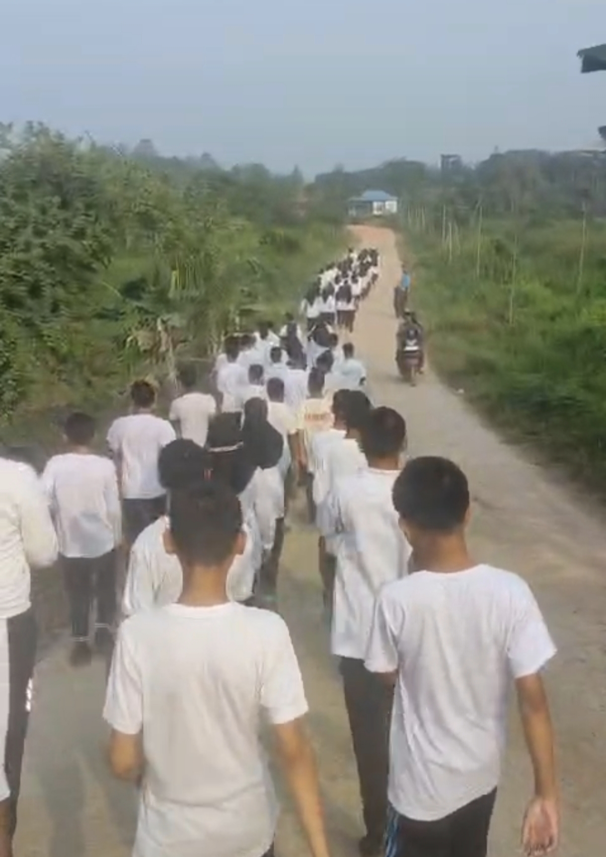 Kebugaran Fisik Benteng Ketarunaan: Guru & Taruna-Taruni SMKN 1 Bengalon Gelar “Jumat Sehat” Gerak Jalan & Lari Bersama